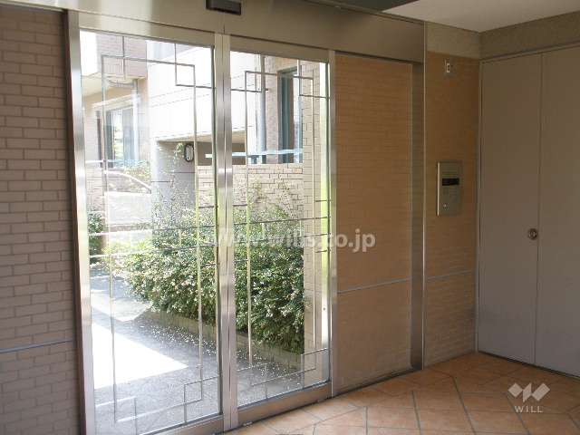 エントランスはオートロック付きです。