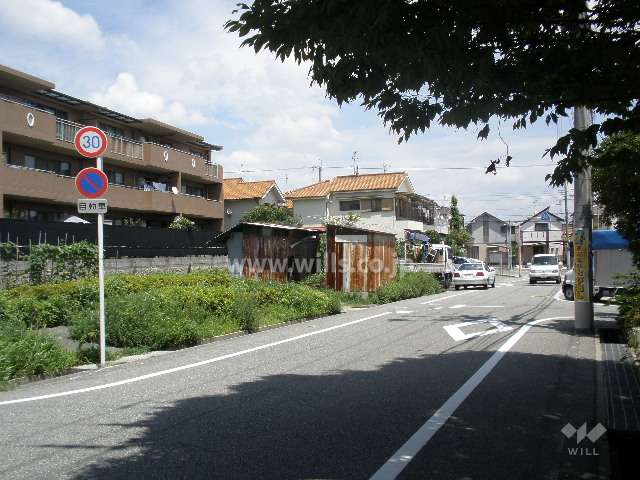 周辺はマンションと一戸建てが混在する静かな住宅地です。
