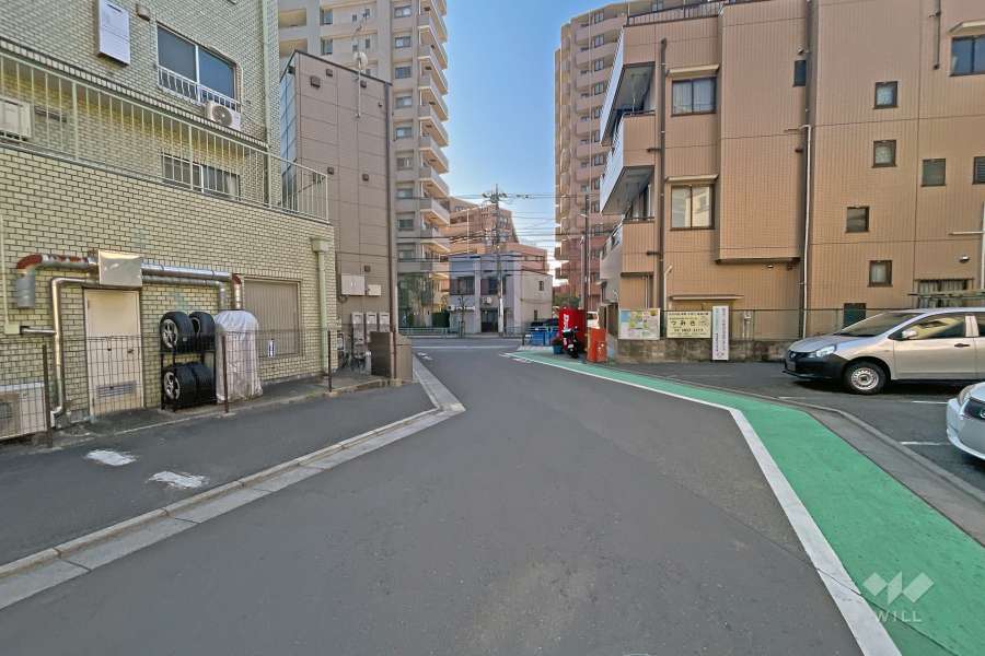 敷地北西側の前面道路（北東側から）