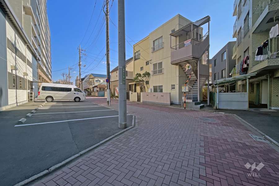 敷地北東側の前面道路（北西側から）