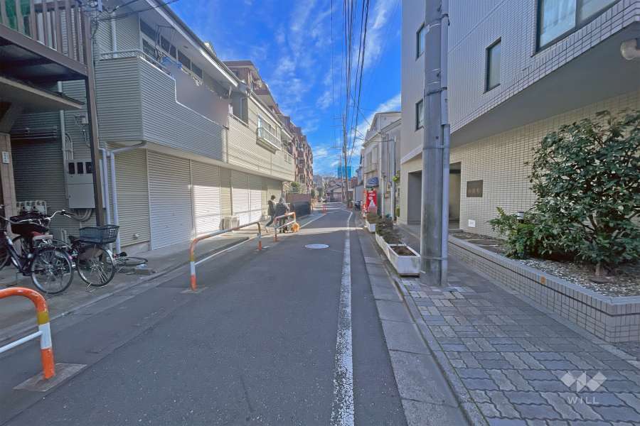 敷地の南側前面道路（東側から）