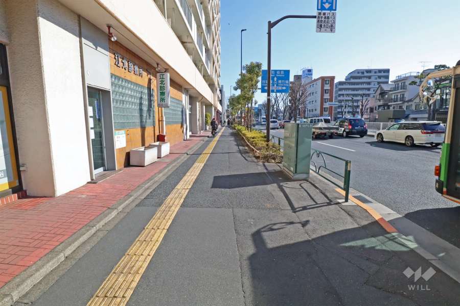 敷地南側前面道路（西側から）。六車線のバス通りです。