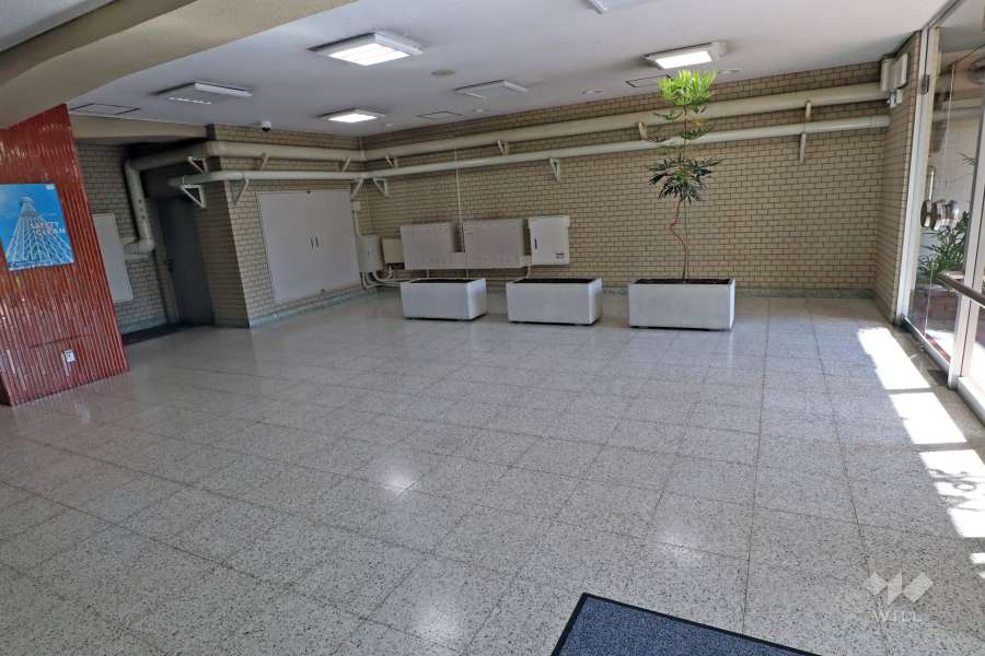 エントランスはオートロック付き（夜間のみ）です。