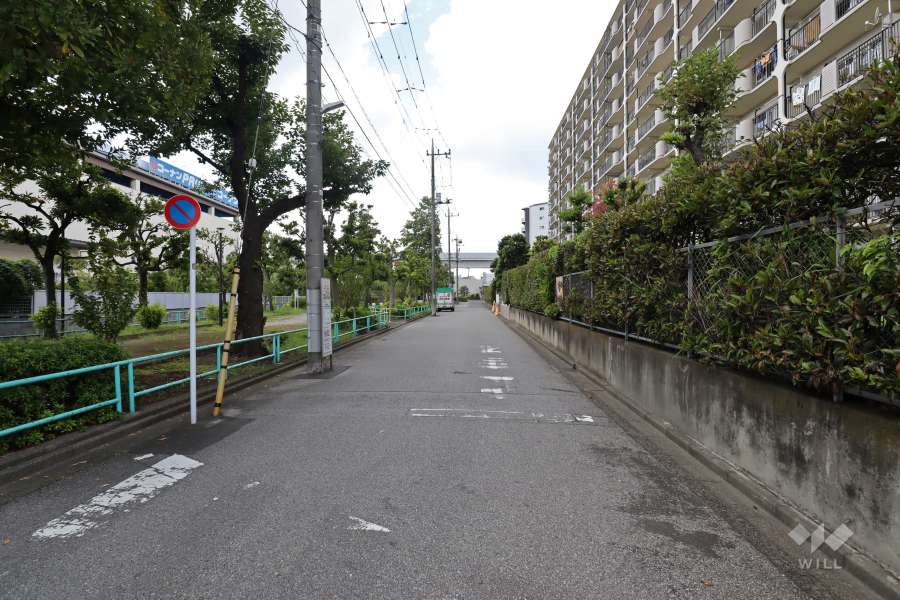 敷地南側の前面道路（東側から）