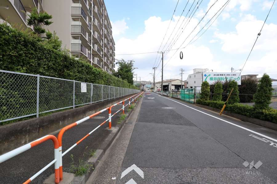 敷地南東側の前面道路（南西側から）