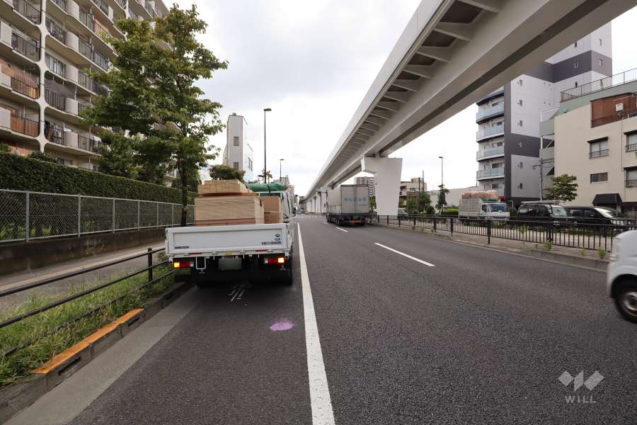 敷地西側の前面道路（北側から）