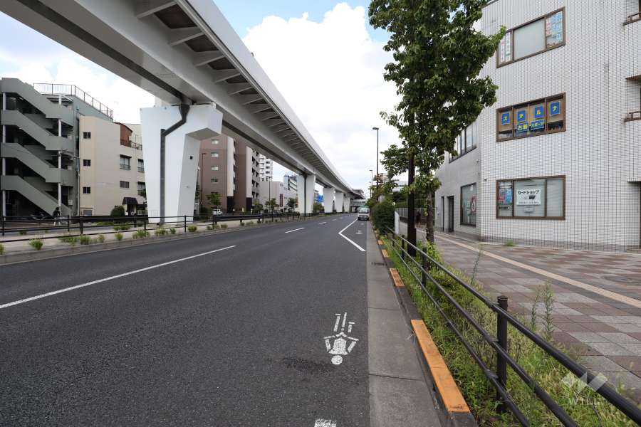 敷地西側の前面道路（南側から）