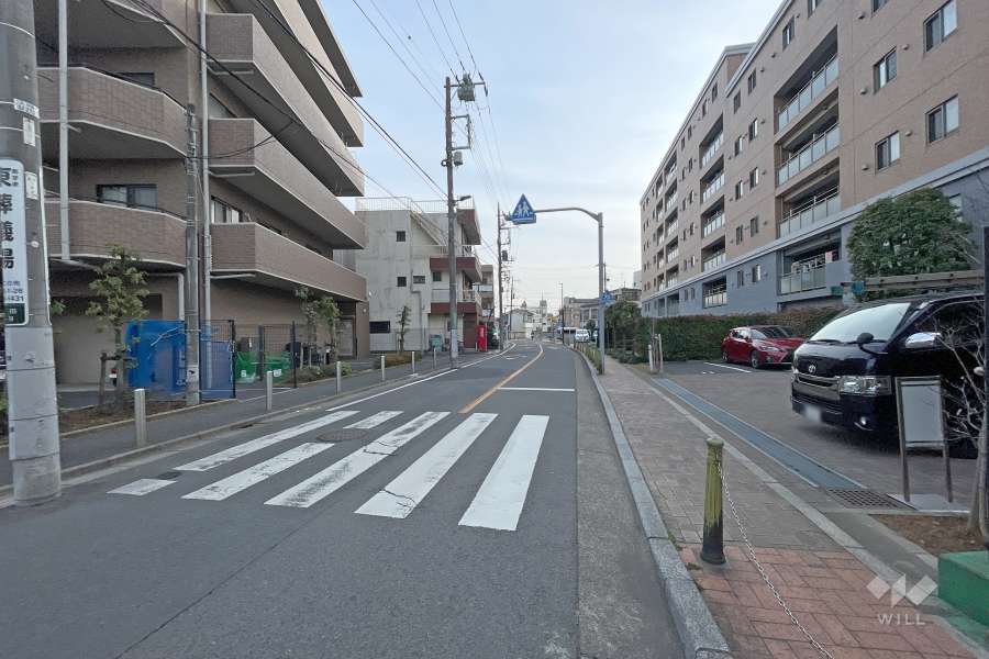 敷地西側の前面道路