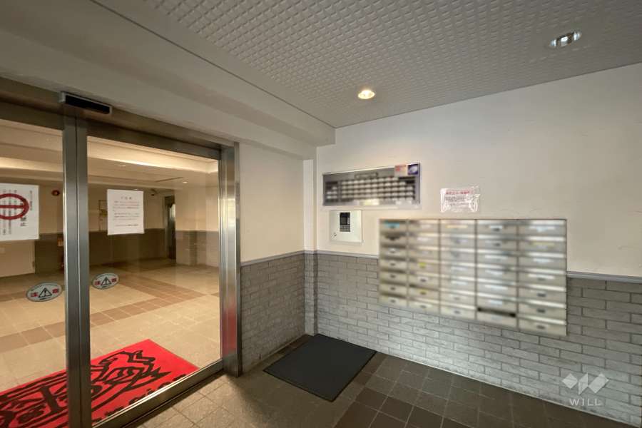 エントランスはオートロック付きです。