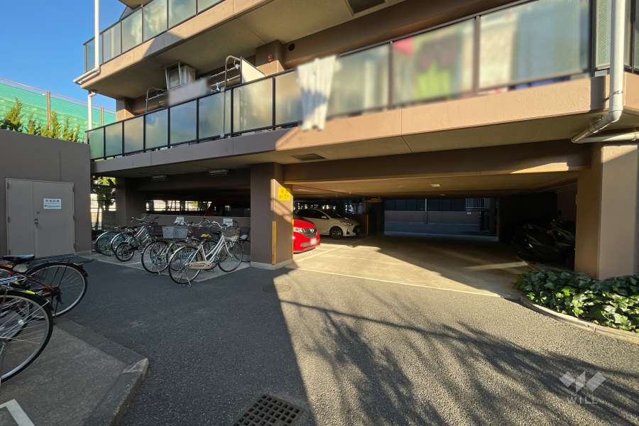 敷地内駐車場（屋内平面式）と駐輪場