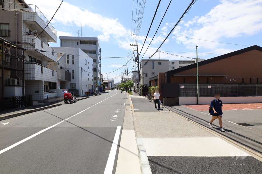 敷地東側の前面道路（北側から）