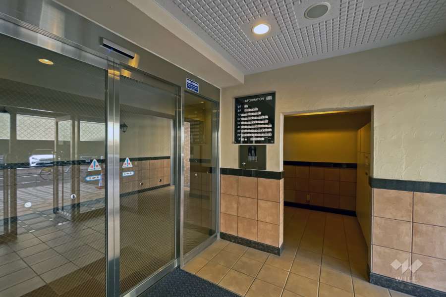 エントランスはオートロック付きです。