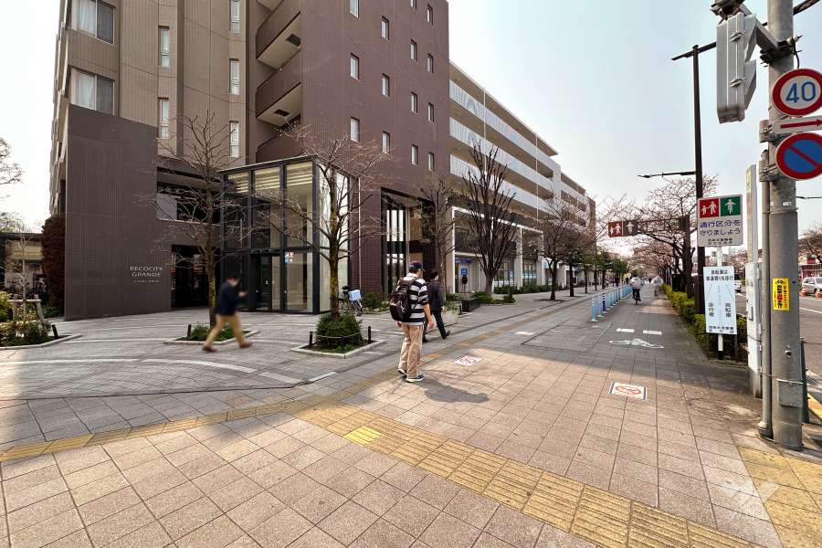 敷地北側の前面道路（東側から）