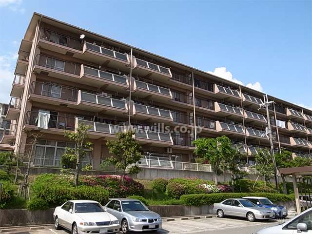 ビューハイツ伏尾台4号棟の外観（南西側から）