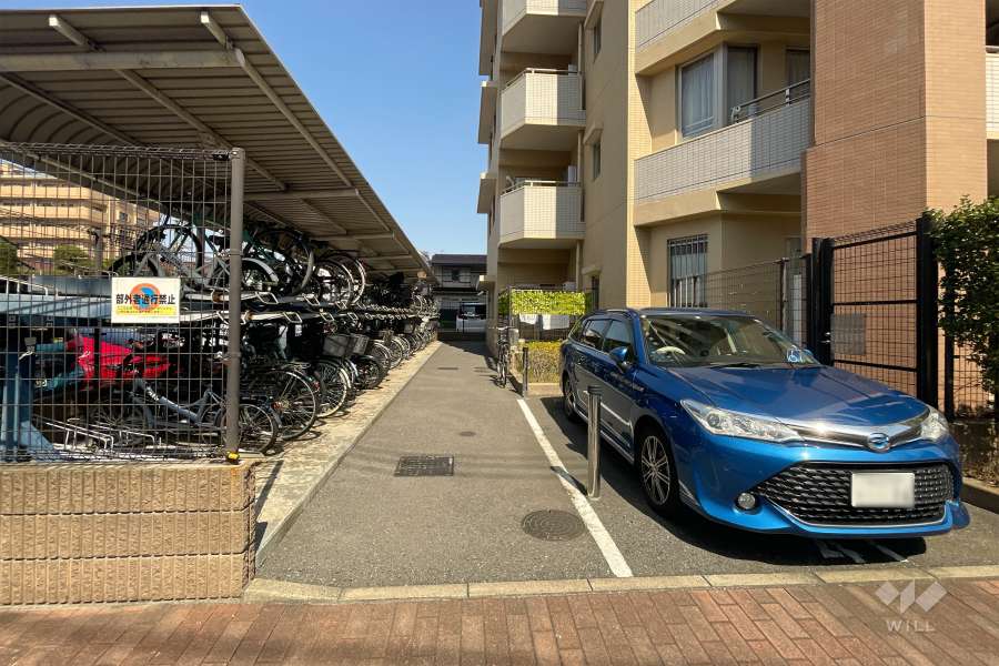 敷地内駐車場（屋外平面式）と駐輪場