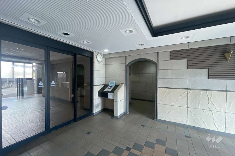 エントランスはオートロック付きです。