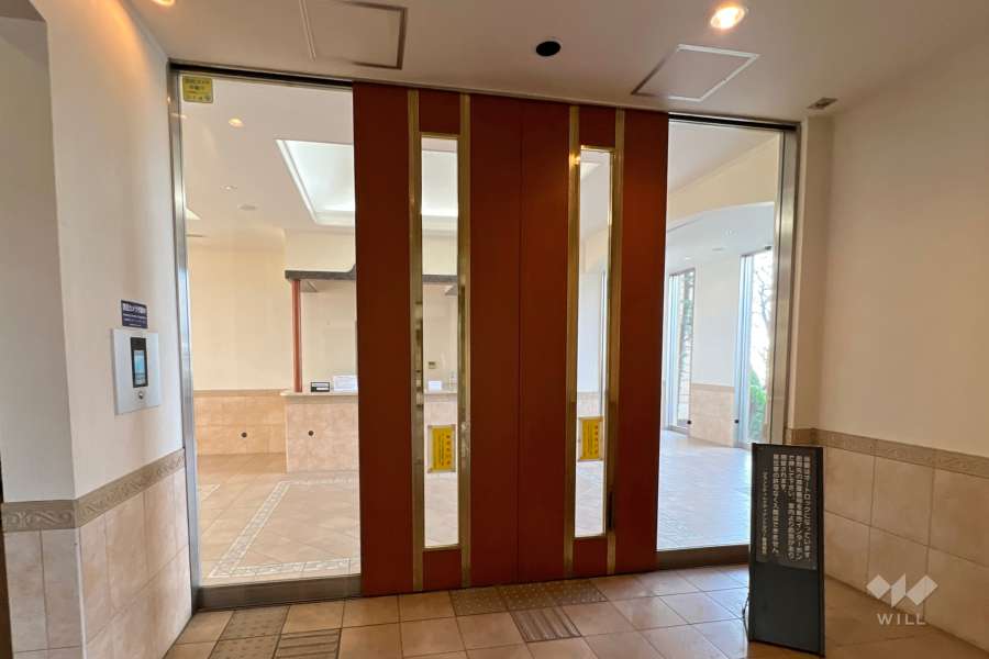 エントランスはオートロック付きです。