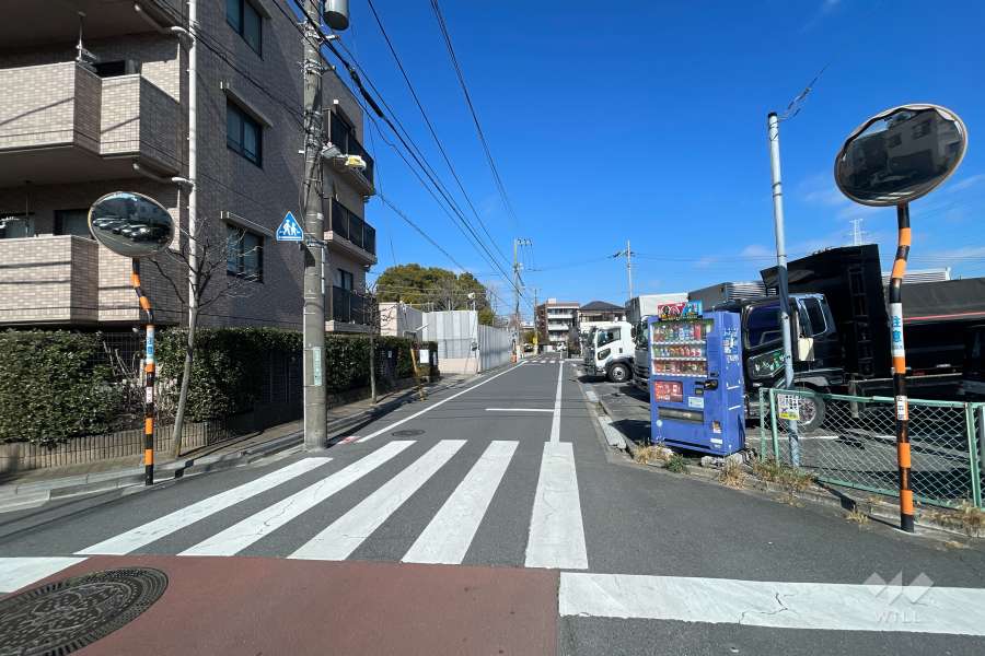 敷地東側の前面道路（南側から）