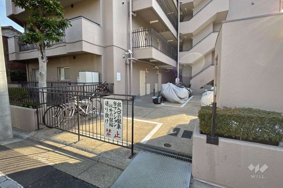バイク置場と駐輪場