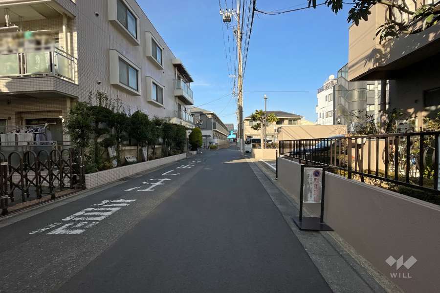 敷地西側の前面道路（南側から）
