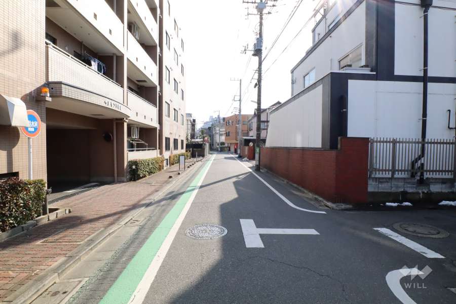 敷地西側の前面道路（北側から）