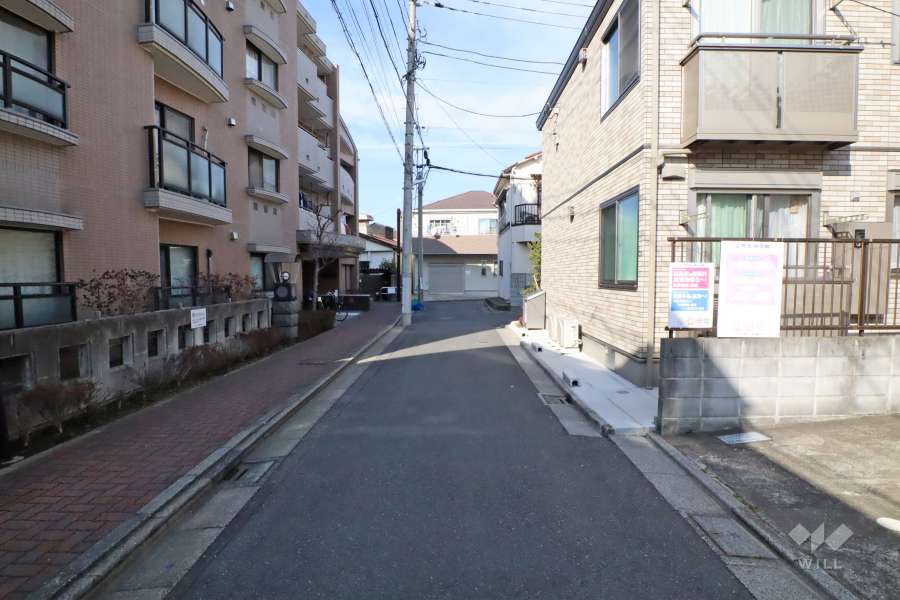 敷地東側の前面道路（南側から）