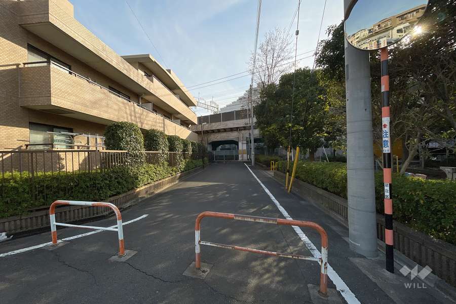 敷地西側の前面道路