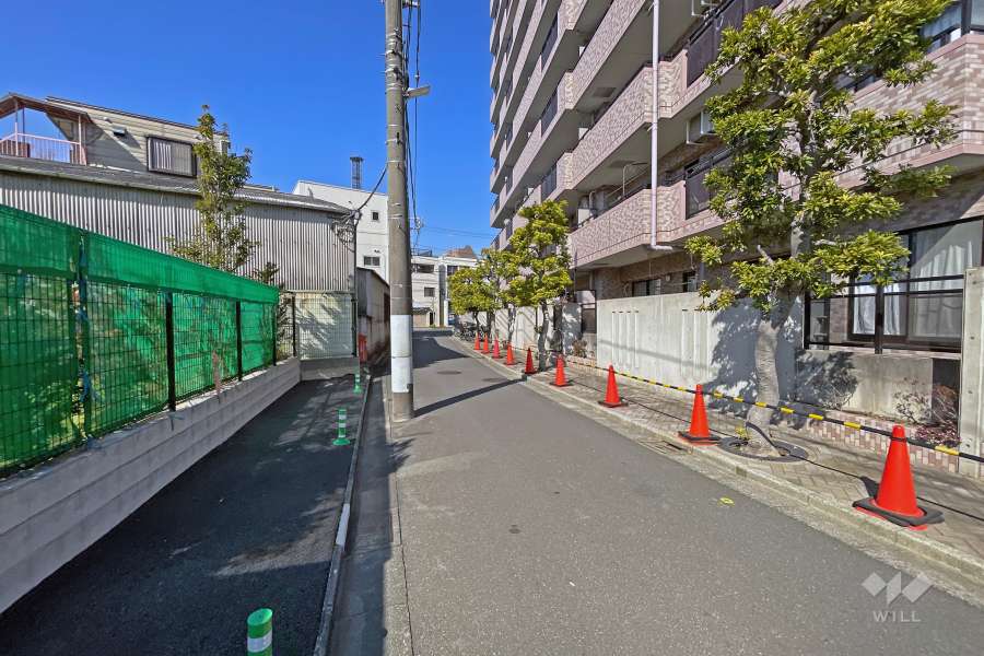 敷地東側の前面道路（北側から）