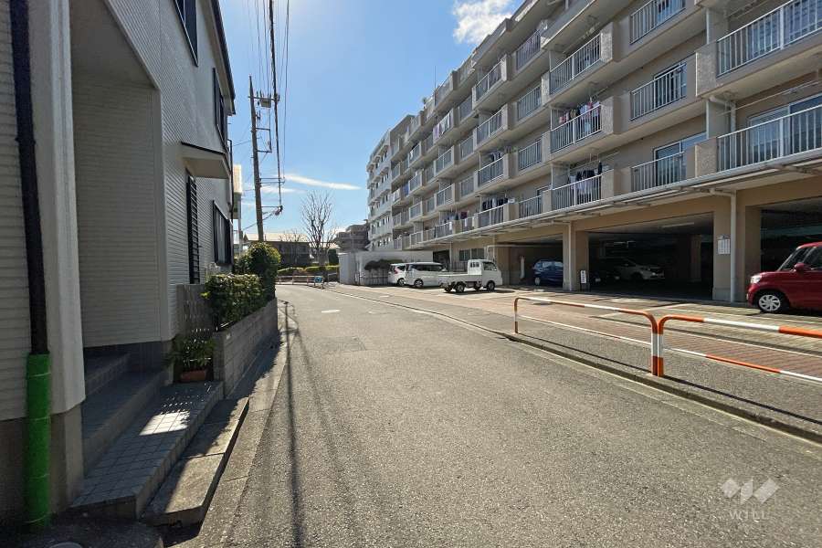 敷地東側の前面道路（北側から）