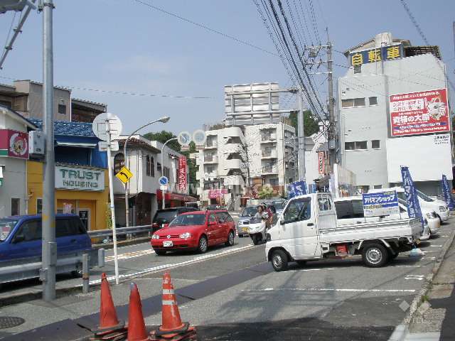 マンションの西側前面道路。171号線です。