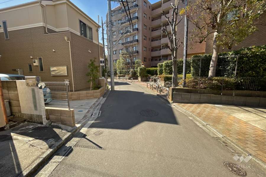 敷地南東側の前面道路（北東側から）