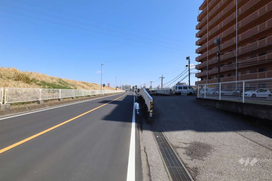 敷地北側の前面道路（西側から）