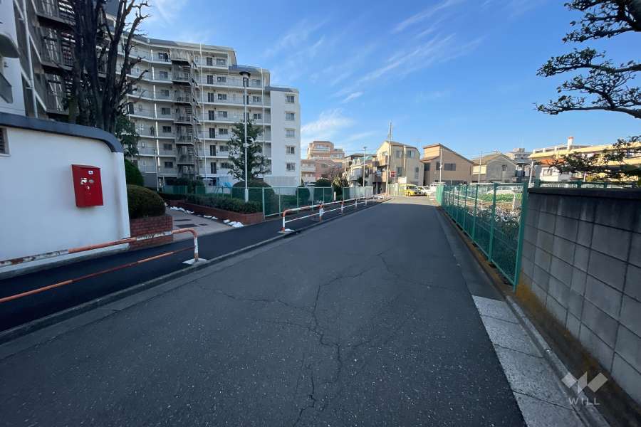 敷地北東側の前面道路