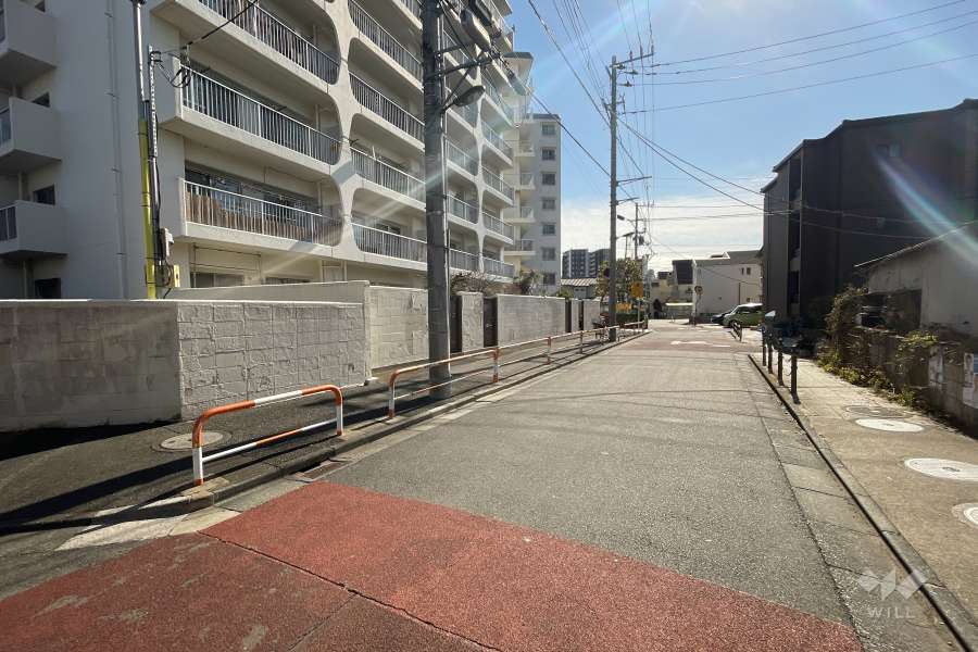 敷地西側の前面道路