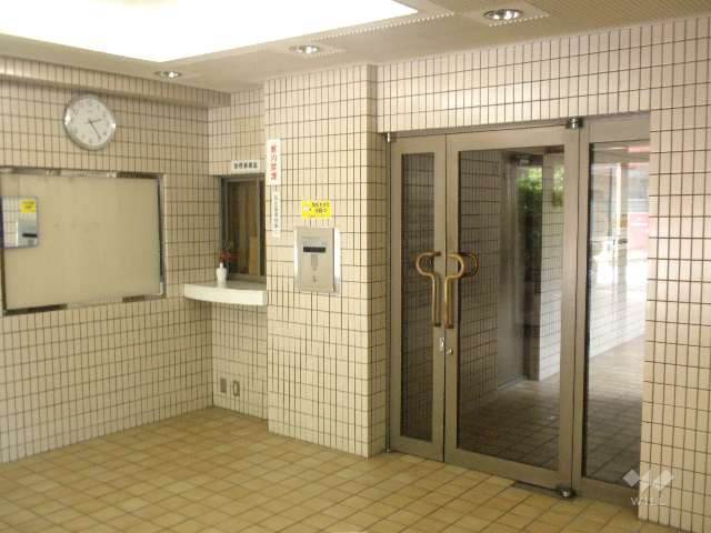 エントランスはオートロック付きです。