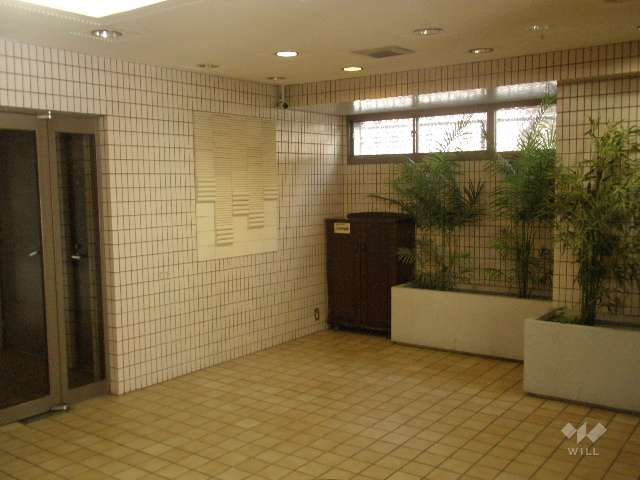 エントランス内はタイル貼りです。