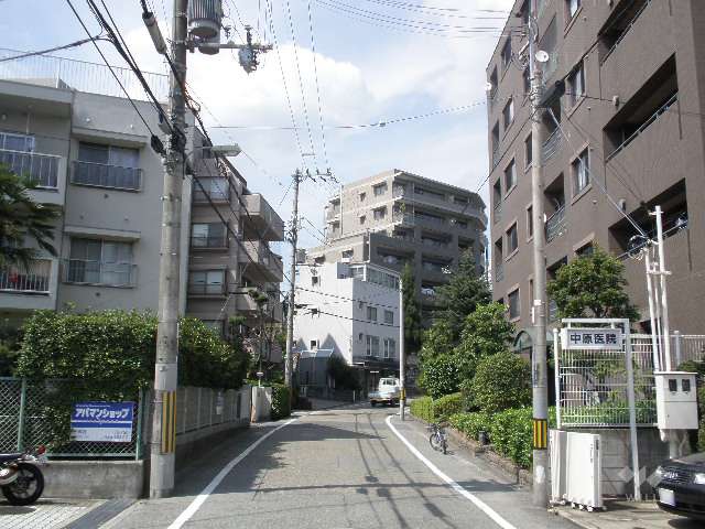 敷地の前面道路。周辺はマンションと一戸建てが混在する静かな住宅地です。