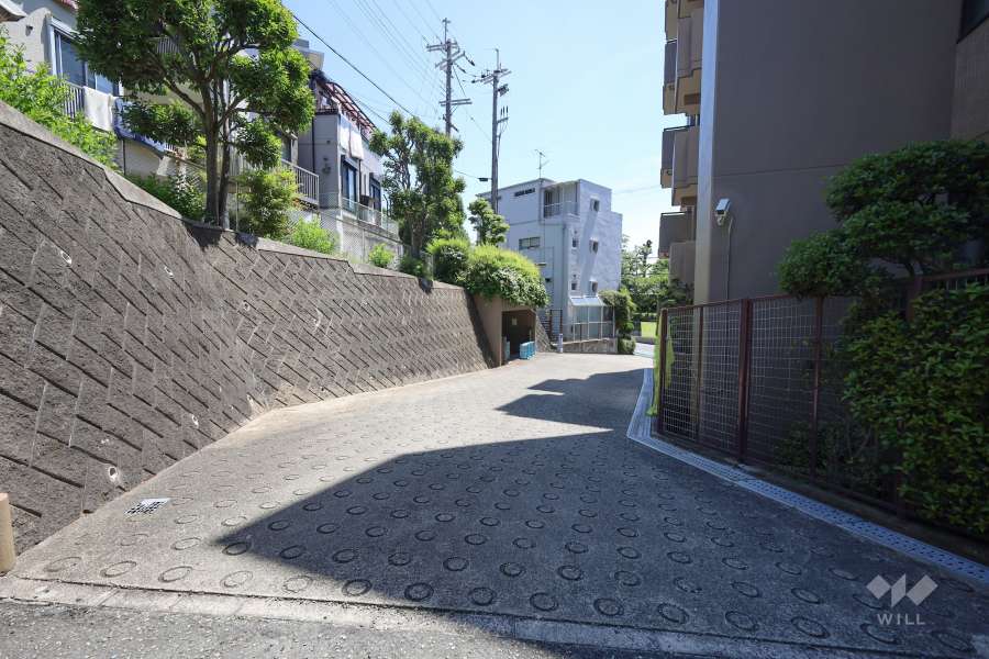 駐車場につながる通路