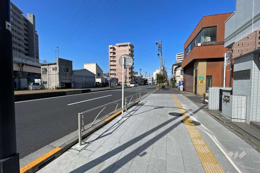 敷地西側の前面道路（南側から）