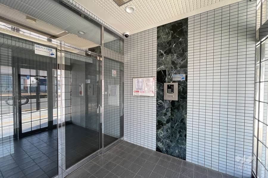 エントランスはオートロック付きです。