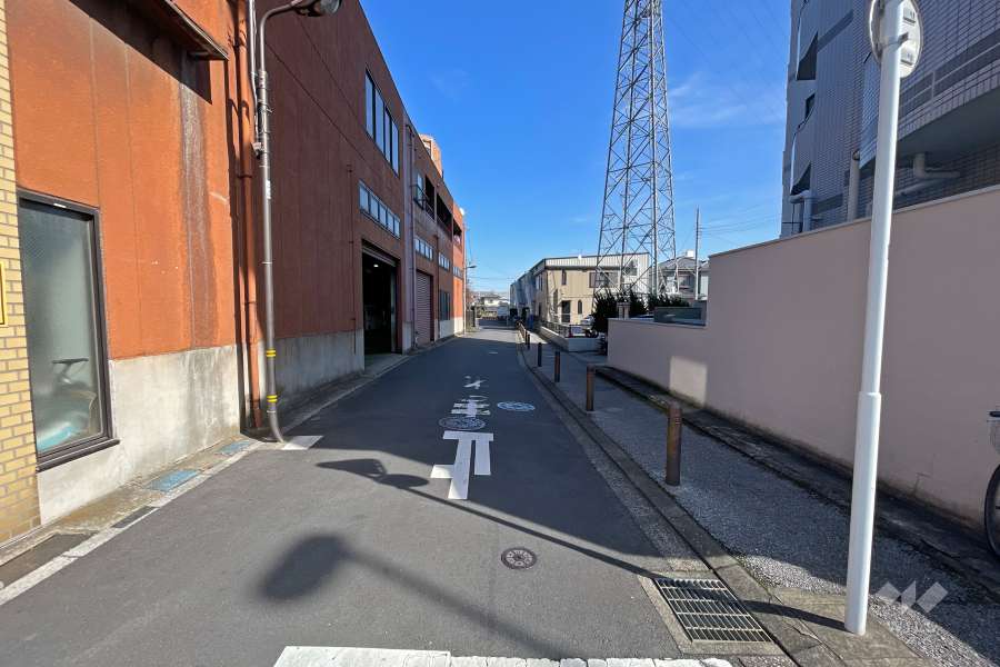 敷地北側の前面道路（西側から）