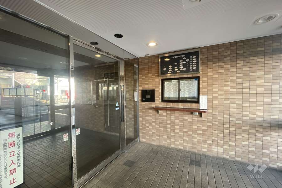 エントランスはオートロック付きです。