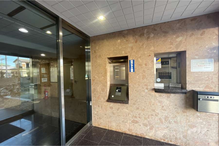 エントランスはオートロック付きです。