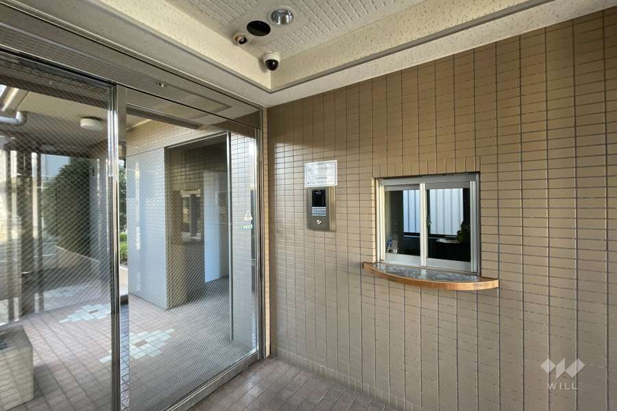 エントランスはオートロック付きです。