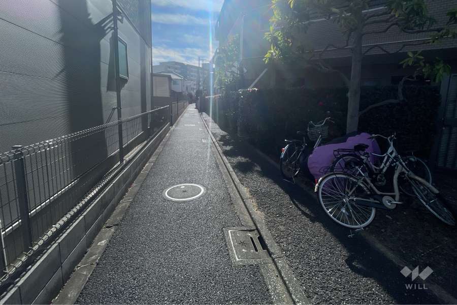 敷地の北東側前面道路（北西側から）