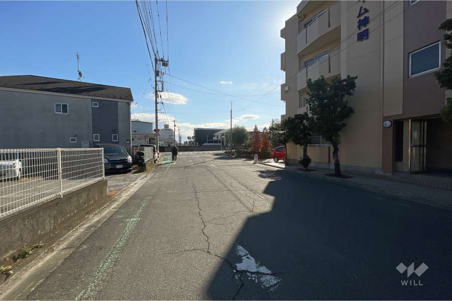 敷地東南側の前面道路（北東側から）