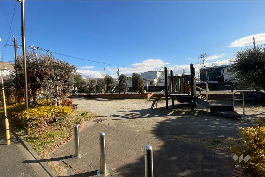 敷地に隣接した『神明はなみずき児童遊園』