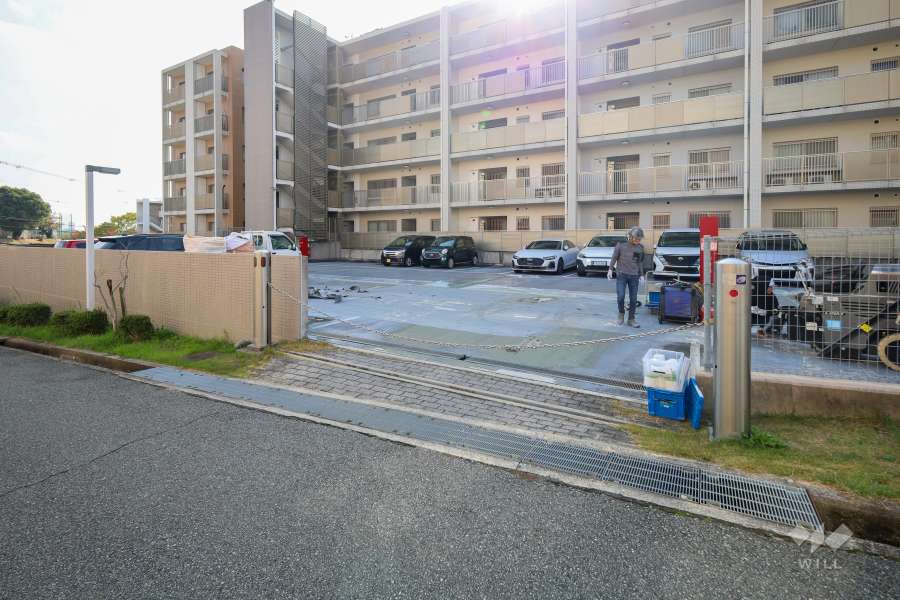 駐車場の出入り口（北側）（ロボットゲート付き）