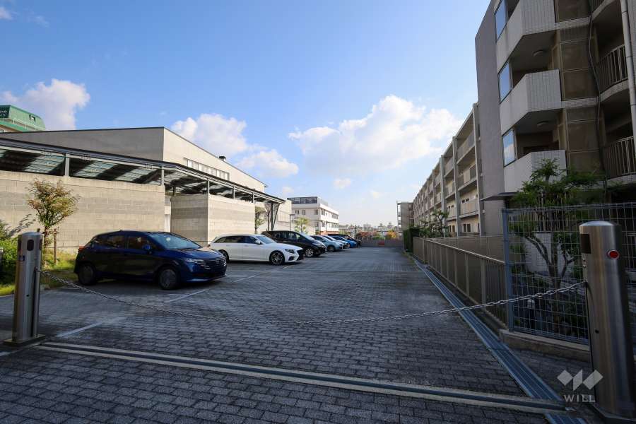 駐車場の出入口（西側）（ロボットゲート付き）