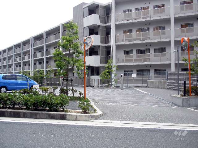 敷地内駐車場(西側)ロボットゲート付きです。